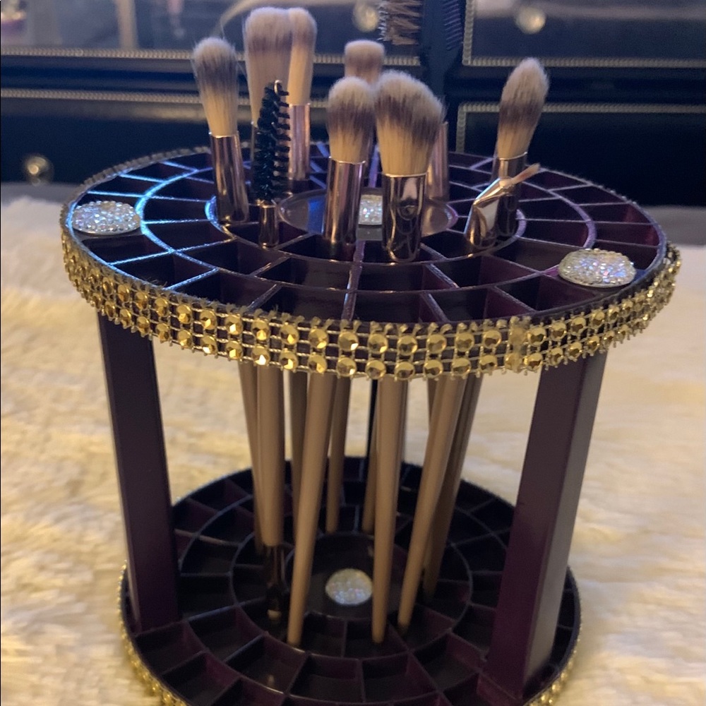 Makeup are paintbrush holder/dryer